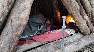 Camp Bushcraft: Building a shelter from start to finish-2 days of survival in the mountains