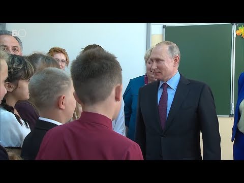 «Я поухаживаю за тобой немного?»: Путин поправил школьнику галстук при осмотре школы в Тулуне