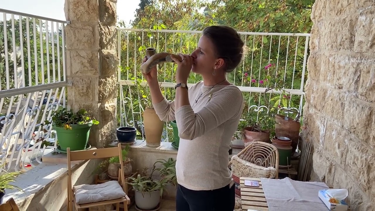 Elisabeth knows how it is done. Blowing the ram’s horn.