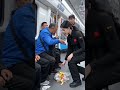 老头地铁乱扔垃圾还怼保洁,小姐姐直接倒回他包里!#地铁文明 老头地铁乱扔垃圾还怼保洁,小姐姐直接倒回他包里!#地铁文明 #素质 #正义小姐姐 #传递正能量