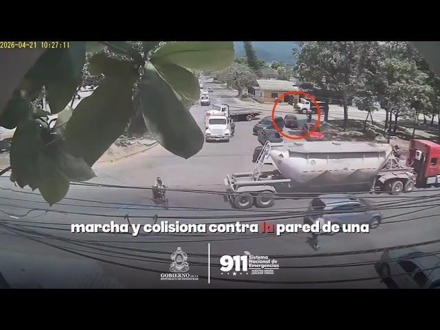 Videocámaras del Sistema de Emergencias 911, grabó a un motociclista impactar contra un auto en SPS