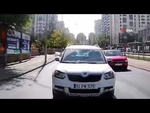Otomobilin ani manevrası motosikletli kuryeyi hayattan koparıyordu: O anlar araç kamerasında