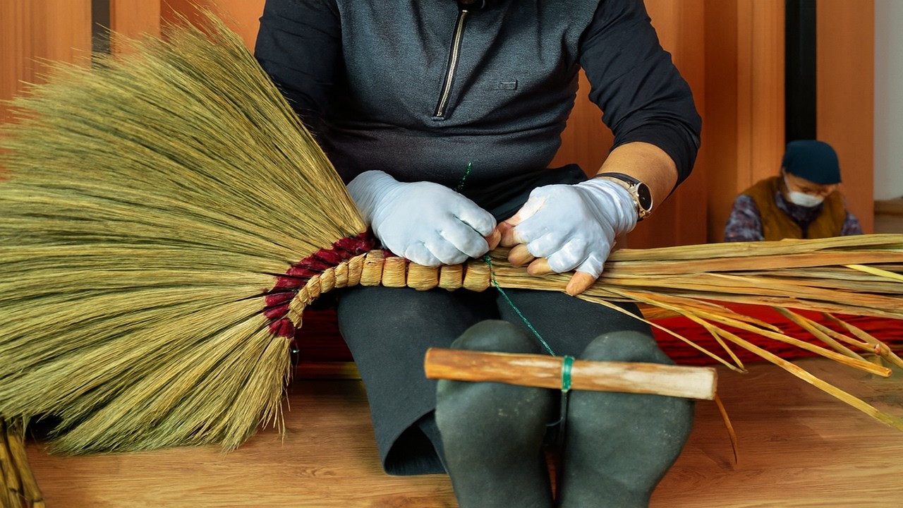 Fabrication de Balais Traditionnels Coréens – Découvrez le Savoir-Faire Ancestral