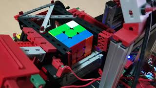 Fischertechnik TXT solves Rubiks Cube