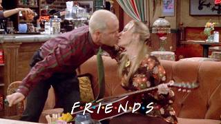 Phoebe And Gunther Kiss Friends