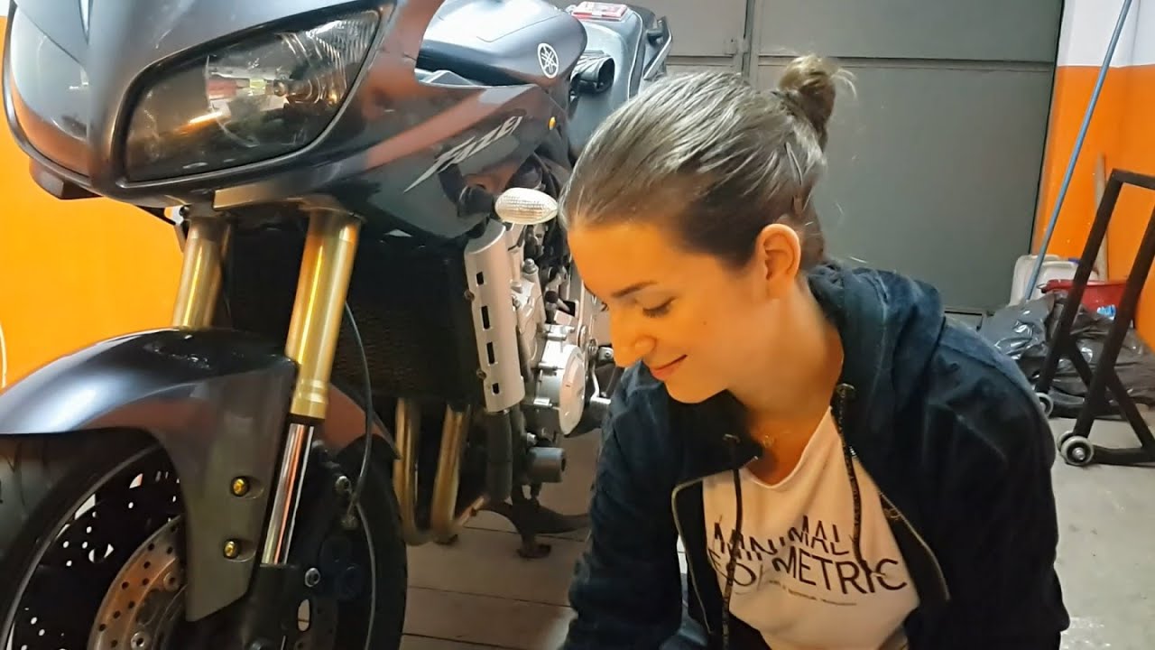 Wymiana klocków hamulcowych w motocyklu - Rhazz`owa Pani!