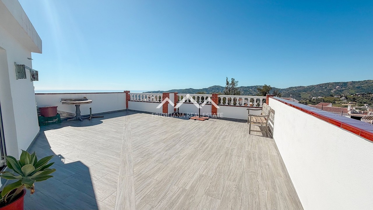 🌺 Top Floor Apartment for Sale in Frigiliana (Spain) | 3 Bedrooms & Private Roof Terrace with Views