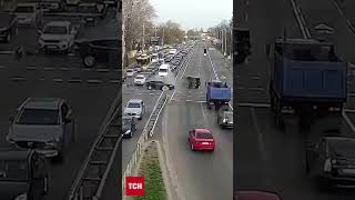 😨 У Києві сталася епічна ДТП з перекиданням!
