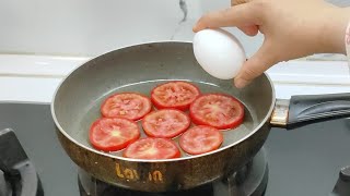 Just add eggs to 1 tomato!!! Quick breakfast in 5 minutes!! Simple and delicious recipes 😋
