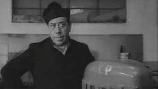 Don Camillo benedice il trattore comunista