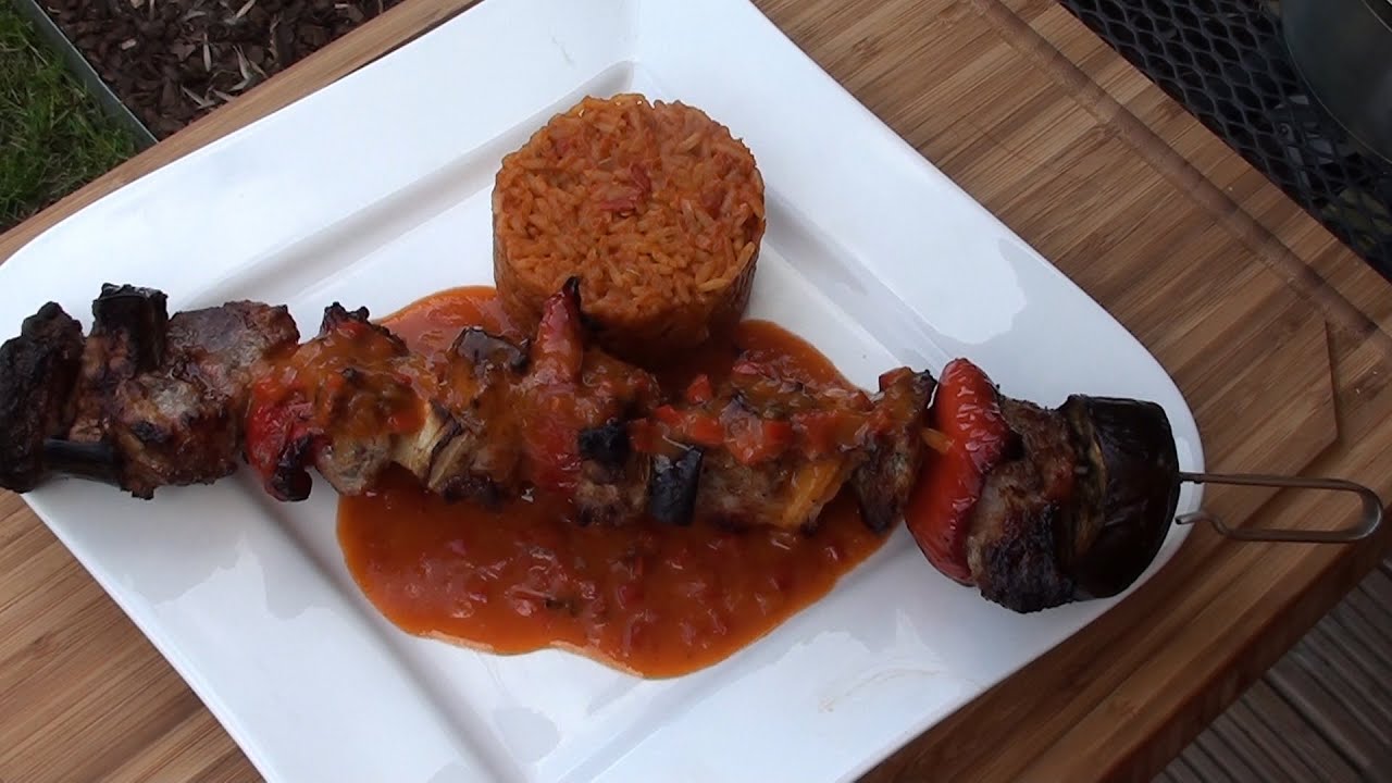 Griechische Spieße mit Tomatenreis und Metaxasauce
