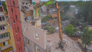 CASE excavator CRUSHES entire multi-story. BUILDING DEMOLITION in Irpin, Ukraine