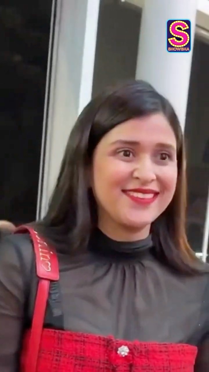 “It’s Merry Christmas, Not Happy Christmas!”—Mannara Schooling The Paps | Bollywood | N18S