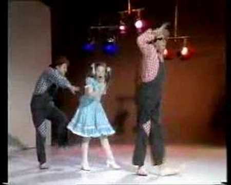 Lena Zavaroni Sings "Something 'bout You Baby I Li...