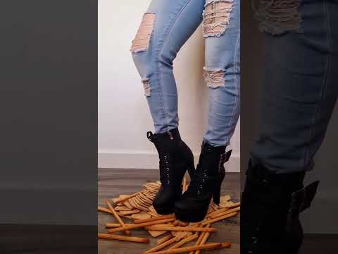 Cracker crushing!! ASMR - Food crushing