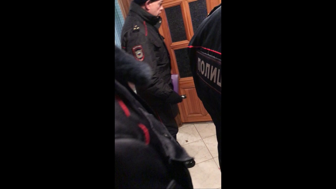 Двое полицейских приехали на секс с ДП к любительнице чулок и ошейников Двое полицейских приехали на секс с ДП к любительнице чулок и ошейников