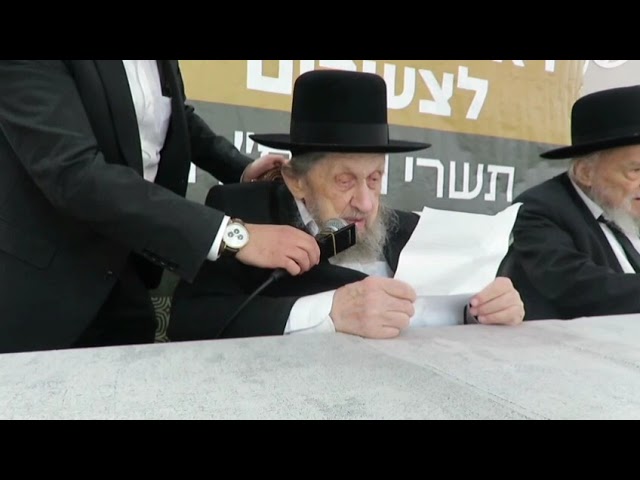 Harav Dov Landua Shlita speaking to Roshei Mesivtos