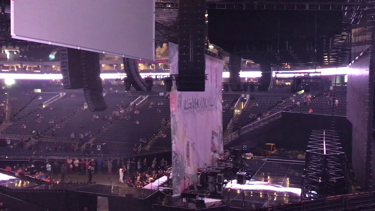 Happy - before the Maroon 5 concert/Oracle Arena in Oakland, CA/June 1, 2018 💖💖💖