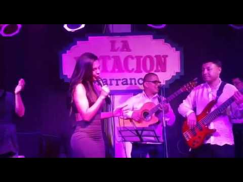 Stephanie Valenzuela cantando fuertota
