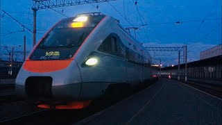 Электропоезд ЭКр1-002 прибывает на станцию Днепр-главный.