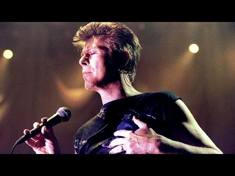 وفاة مغني البوب البريطاني ديفيد بوي بعد صراع مع مرض السرطان