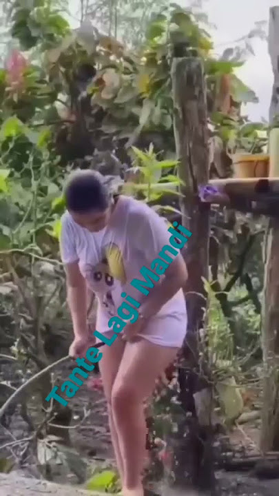 Tante lagi mandi hot//Bikin Ngaceng