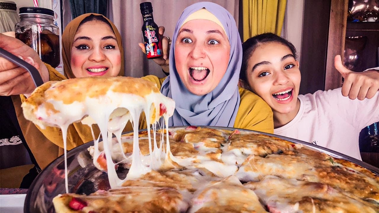 تحدى بيتزا🍕🍪 ام نصف كيلو موزاريلا من دومينوز بيتزا بس على طريقه ماما 🤦