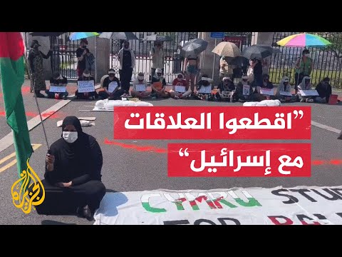 وقفة بالأكفان أمام جامعة في بريطانيا تطالب بوقف دعم إسرائيل