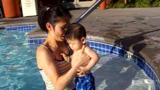 2007-12-24 jj 1st time swimming 02