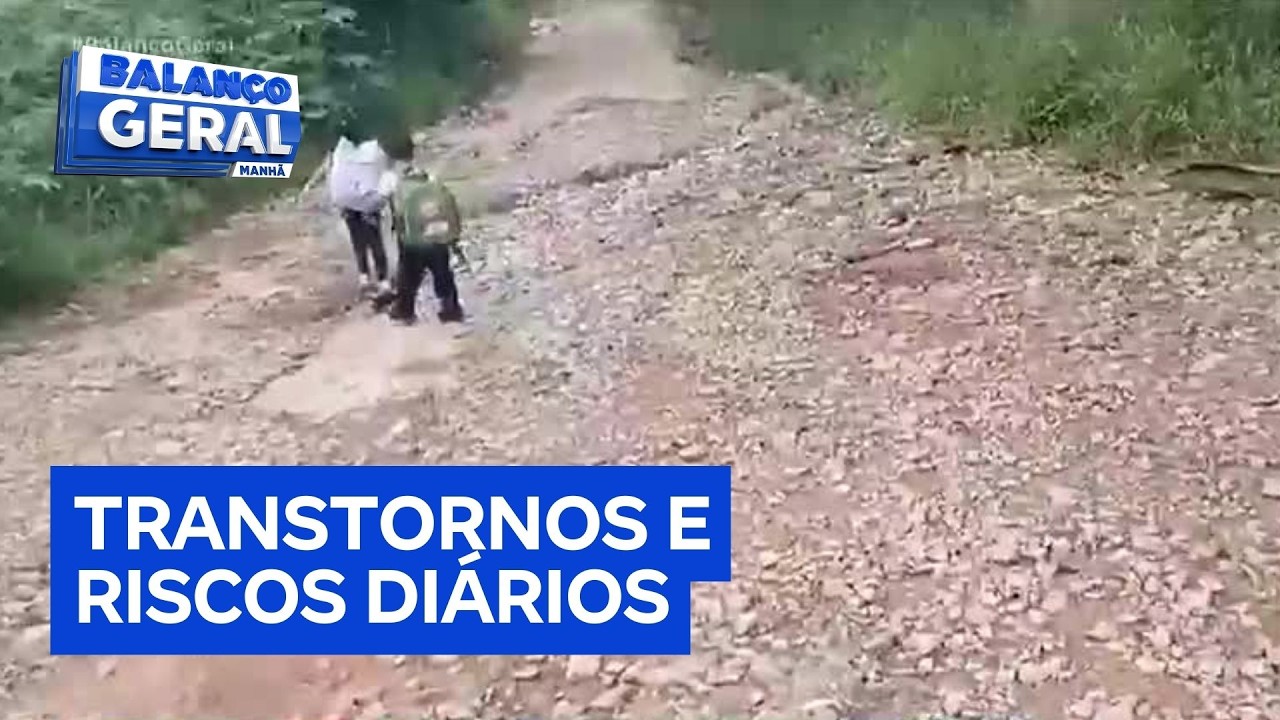 Crianças encaram buracos e lama para chegar na escola em Franco da Rocha (SP)