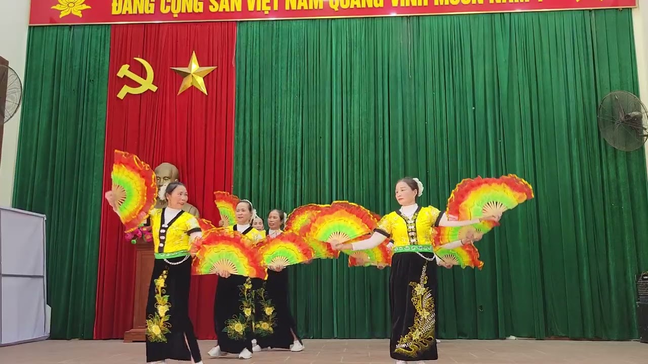 Đội cổng gò múa bài Anh Về Thăm Quê Em