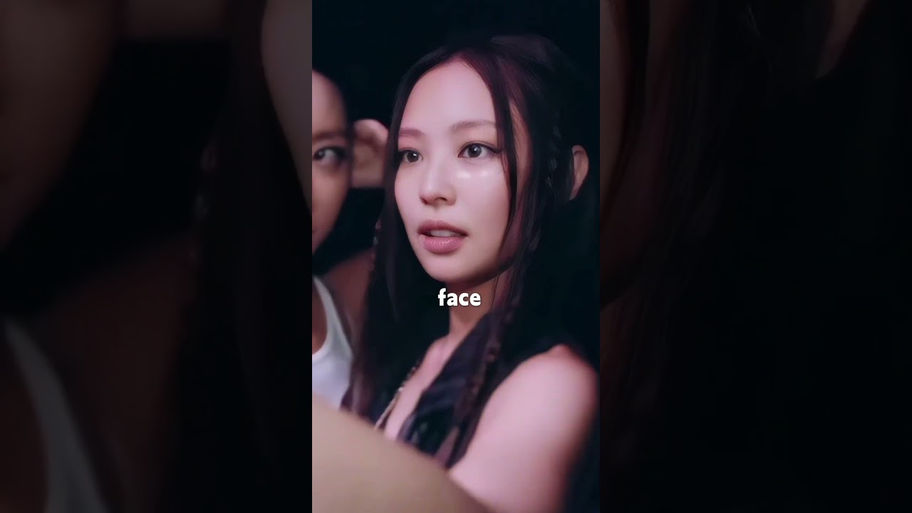 Весь персонал рассмеялся над настоящим выражением лица Дженни из Blackpink. Лол. 