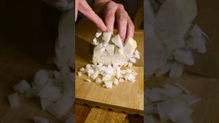 Sipulinleikkuukikka, ootko kokeillu? #keittiövinkit #ruokavideo Sipulinleikkuukikka, ootko kokeillu? #keittiövinkit #ruokavideo