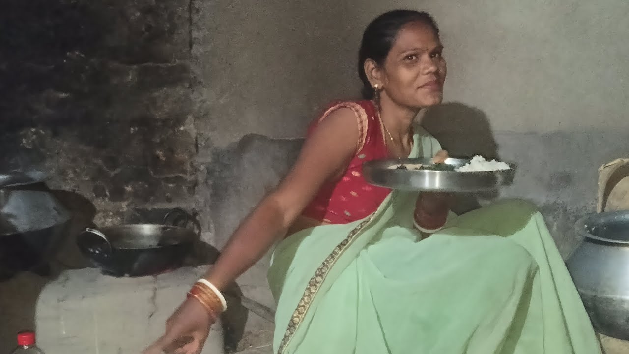 बथुआ का भुजिया बना रही हूं