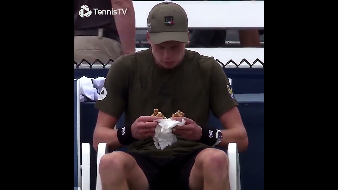 Jenson Brooksby eats a hamburger during a match 😳 