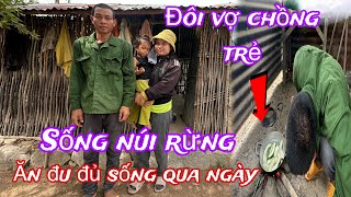 Đôi vợ chồng trẻ người đồng bào raglai sống trên núi nhặt phân bò kiếm tiền ăn đu đủ sống qua ngày.