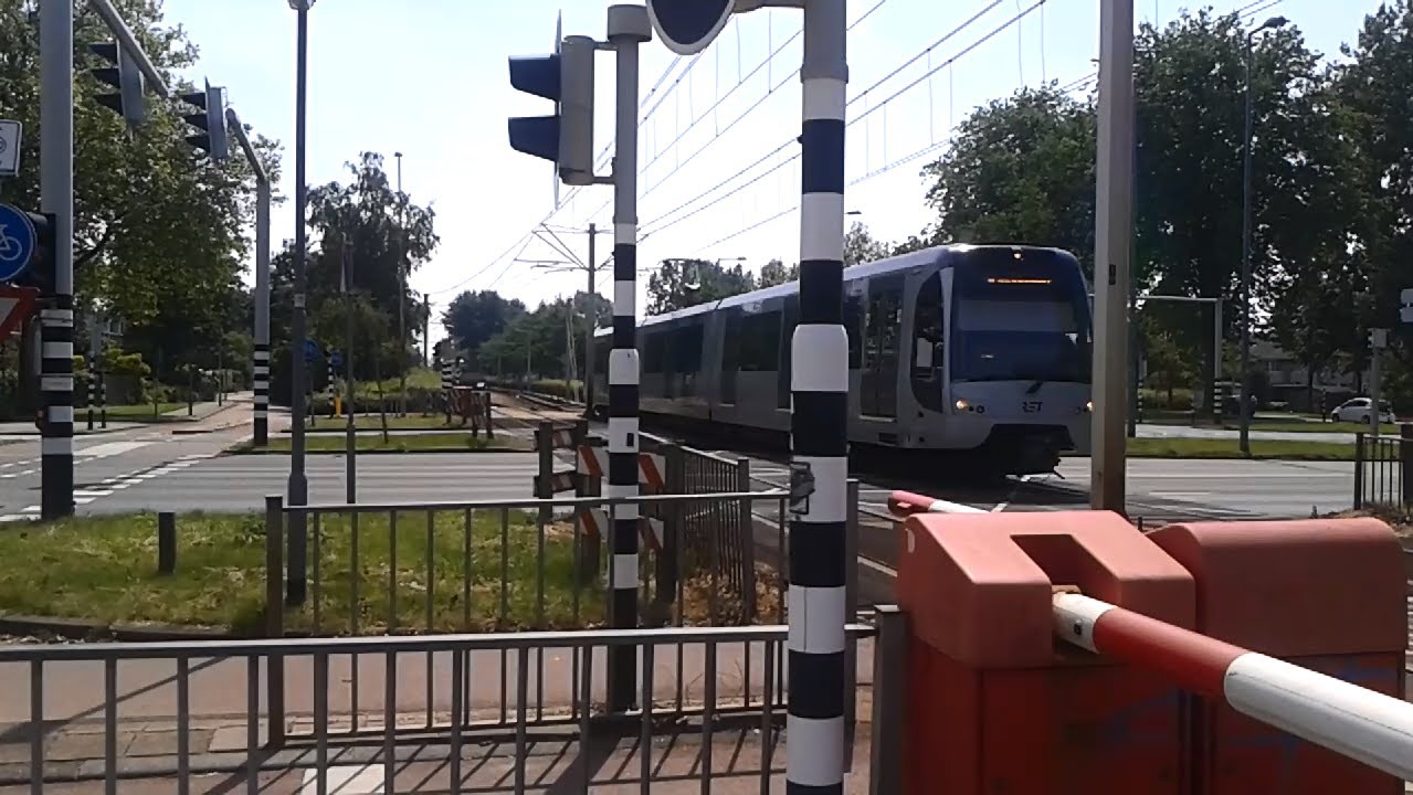 RET Metro 1*Type SG3 op Lijn A (verkeerd spoor) nabij overweg Pres. Rooseveltweg richting Binnenhof