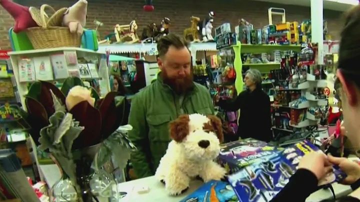 Last-minute holiday shoppers flocking to stores