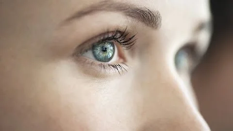 Qui transmet les yeux bleu