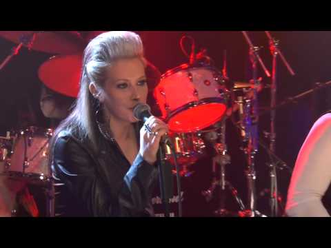 Are You Gonna Kiss Me Or Not - Thompson Square (Live)