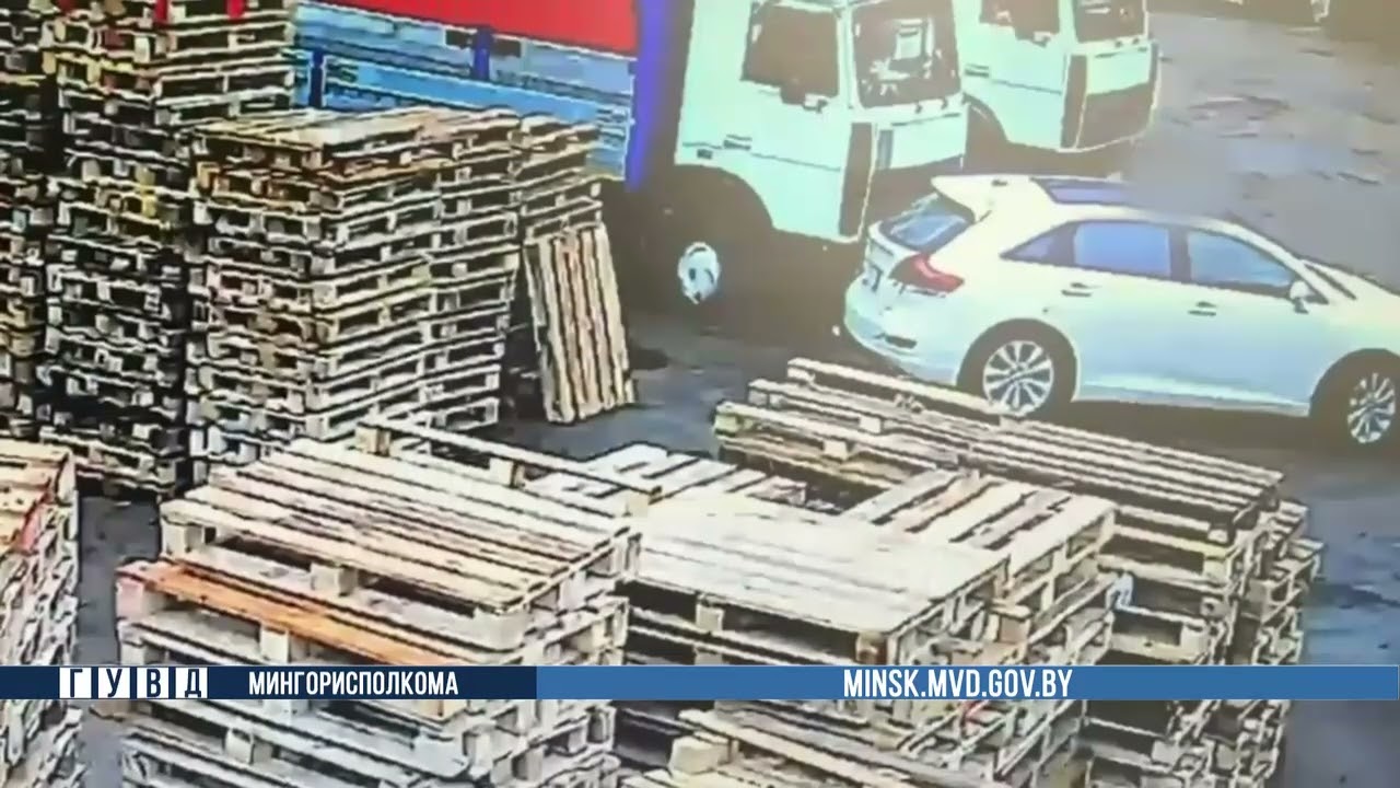 В Минске пенсионер приехал на автокомбинат ремонтировать машину и украл тент