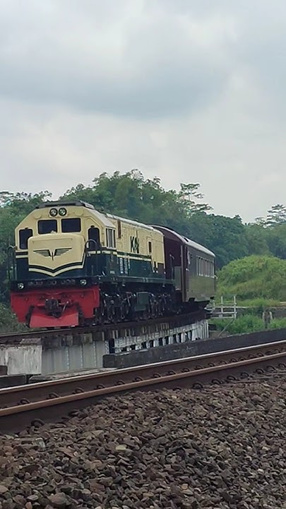 Kereta Api Java Priority Ditarik Oleh Lokomotif Vintage CC 201 92 01 JR ...