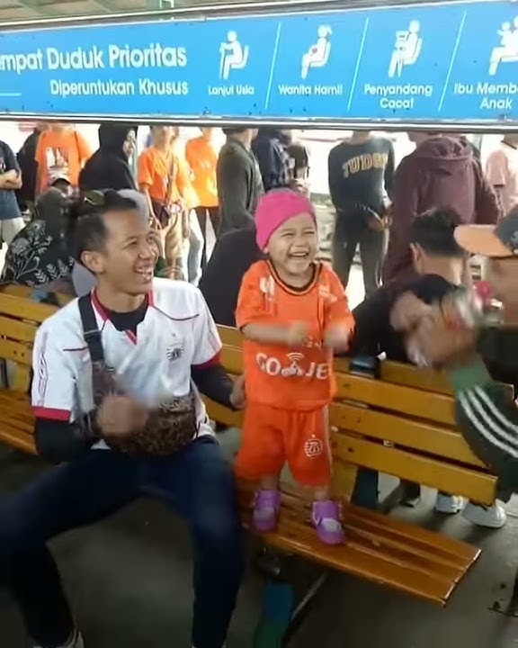 (Jak Angel cilik,lucuu bgt nyanyi dari waktu ke waktu)