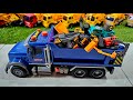 Mobil konstruksi dump truck penuh dengan muatan, excavator, truk molen, bulldozer, loader, forklift