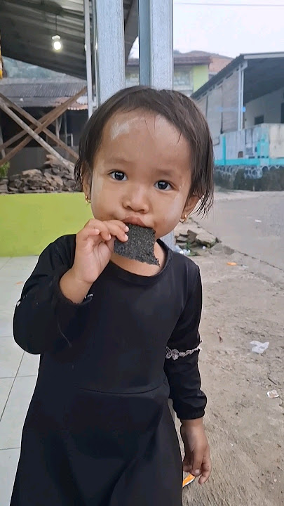 Adilah ga bosen bosen makan rumput mbee