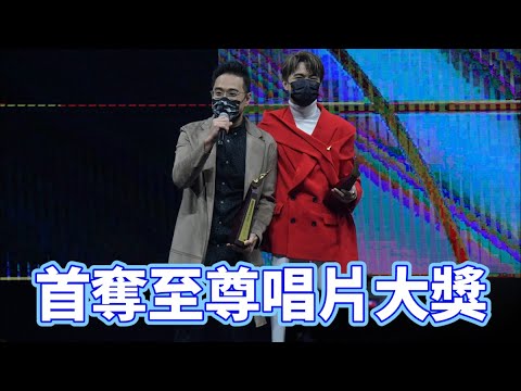 叱咤頒獎禮｜張敬軒首奪至尊唱片大獎  稱批評讚美成更好的人 #POP新聞 #POPNEWS #吒咤 #叱吒樂壇流行榜頒獎典禮2021 #叱吒樂壇 #叱吒2021 #張敬軒