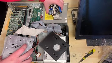 Compaq Prolinea 4/25S Restoration Part 3 (feet replacement/CDROM attempt/HD caddy)