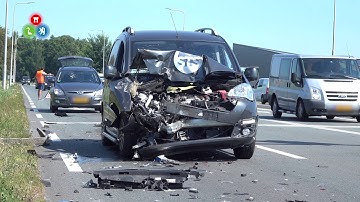 Vrachtwagen remt op N242 voor oranje, automobilist rijdt vol achterop
