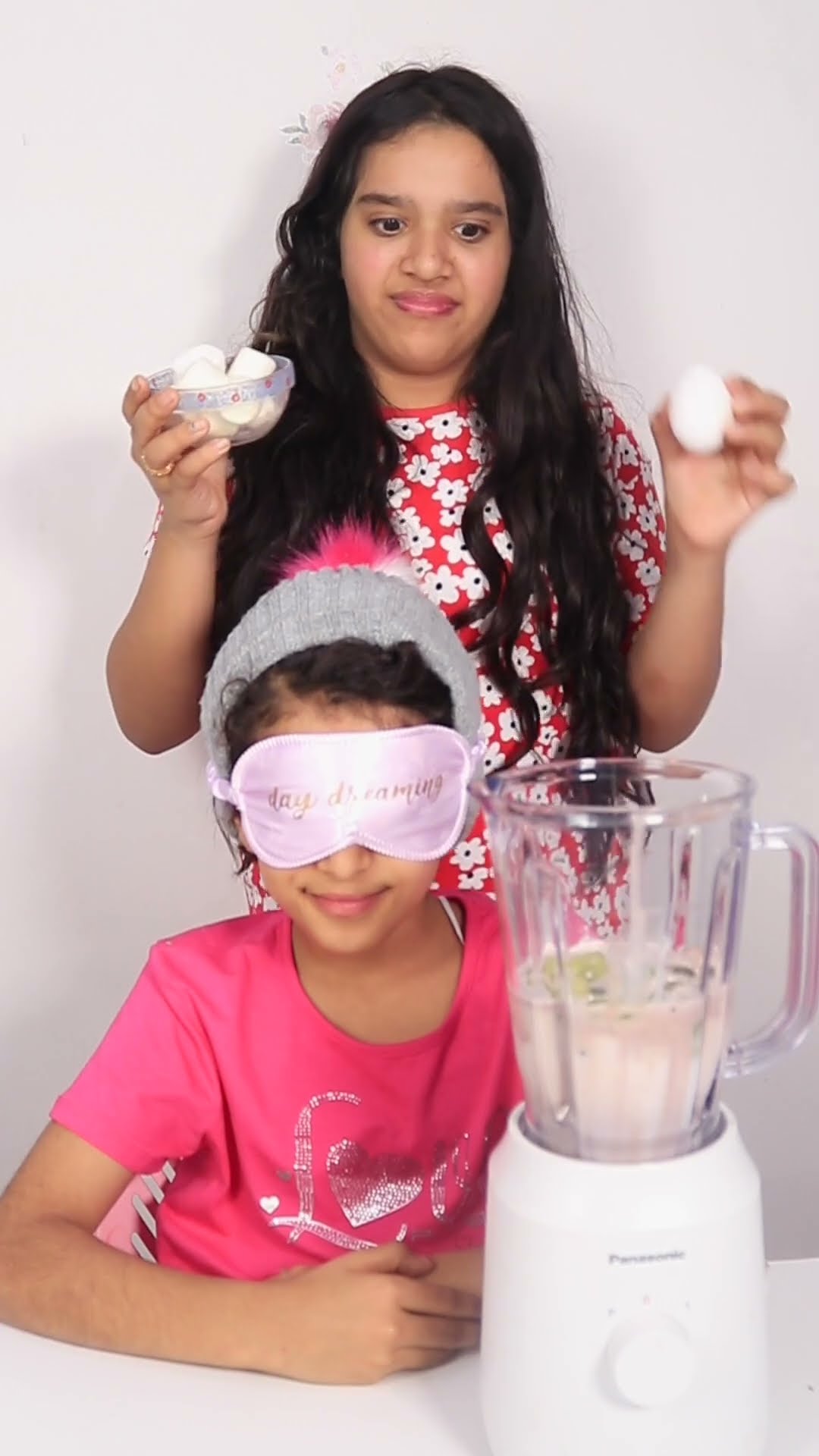 تحدي يمين أو يسار مع شفا 3 Left or Right challenge Cooking best cocktail ? #shortsvideo