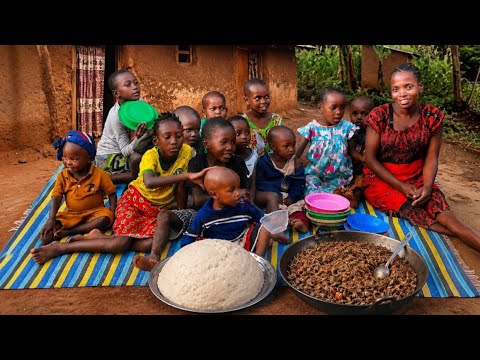 How a Struggling African Village Mom Cooked a Traditional Meal and Fed 20 Village  Children❤️